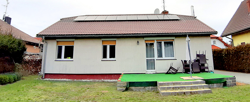 Dom prywatny w Dopiweie z zamontowanymi panelami fotowoltaicznymi.